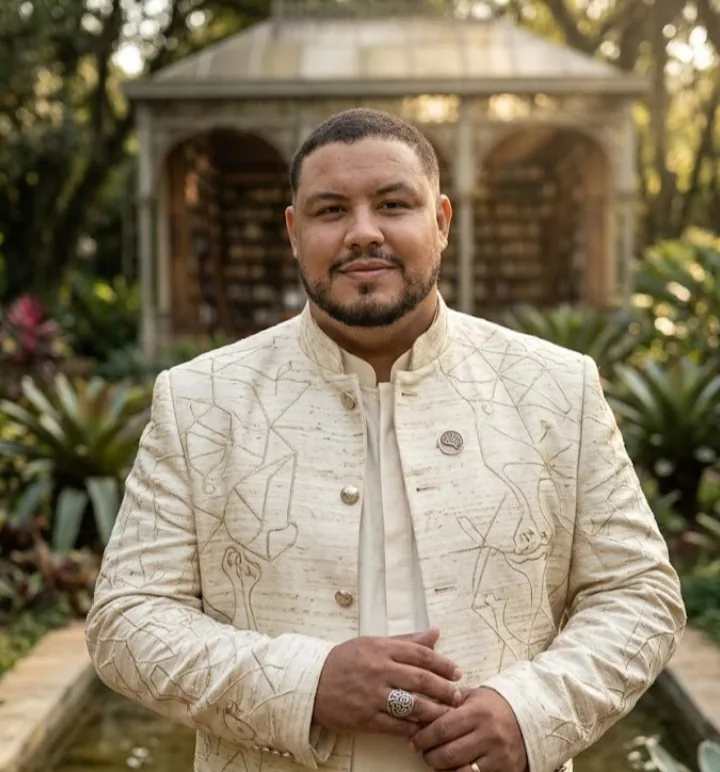 Rodrigo de Aldebaran, fundador de MQE Nova Era, en un jardín